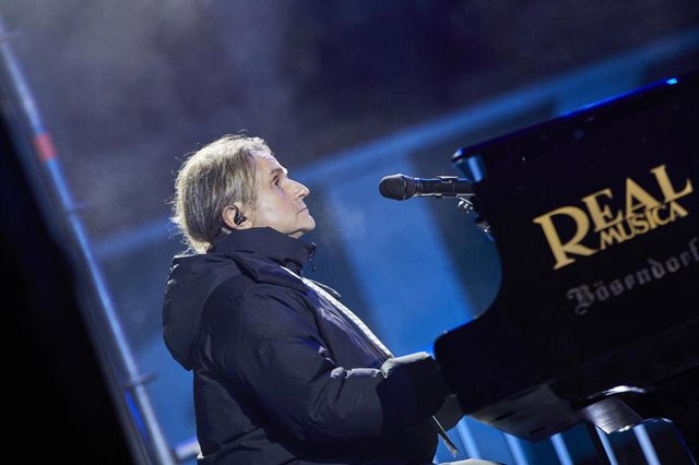 El músico Nacho Cano actúa minutos antes de las campanadas de Fin de Año, en la Puerta del Sol.