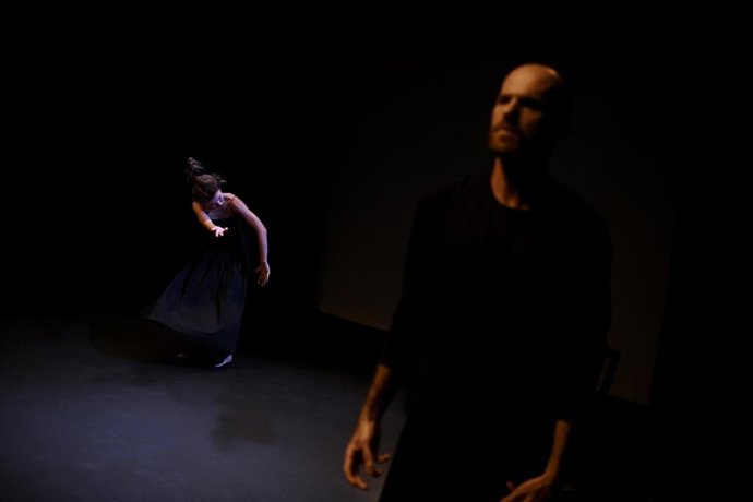 Unos actores durante una representación teatral