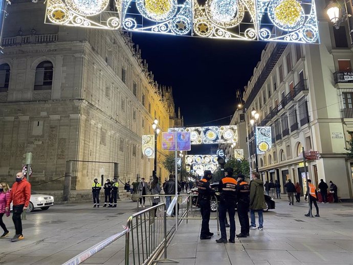 Dispositivo policial en el centro de Sevilla (foto de archivo).