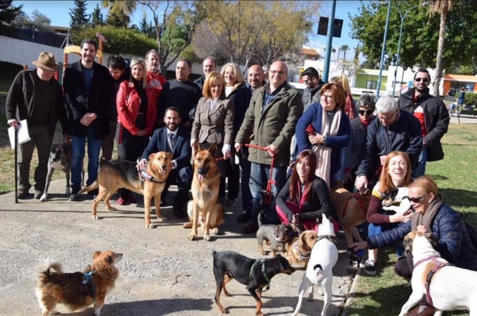 El grupo municipal del PSOE en Málaga junto con vecinos y sus mascotas