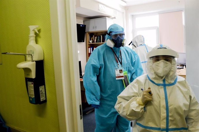 Trabajadores sanitarios en un hosptal de Moscú