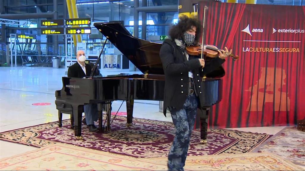 Ara Malikian brings her music to Barajas airport to welcome a “hopeful” year