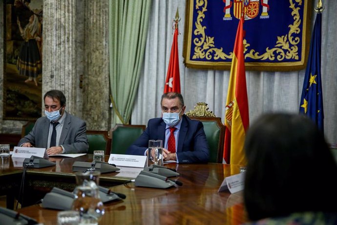 El delegado del Gobierno en Madrid, José Manuel Franco, se reúne con representantes de varias asociaciones de vecinos de la Cañada Real y entidades sociales de la zona en la sede de la delegación, en Madrid (España).