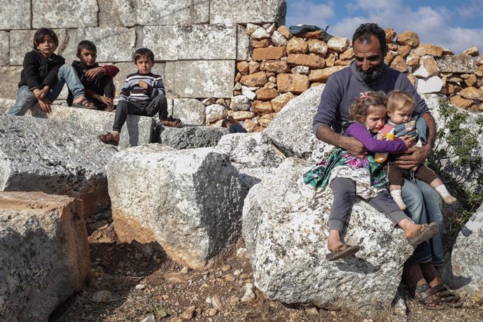 Una familia desplazada por el conflicto en Siria