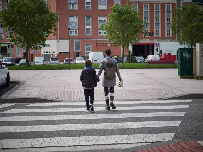 Un niño acompañan a su madre a hacer la compra durante el Estado de Alarma decretado por el Gobierno de España como consecuencia del coronavirus COVID-19. En Pamplona, Navarra, España. A 24 de abril de 2020.