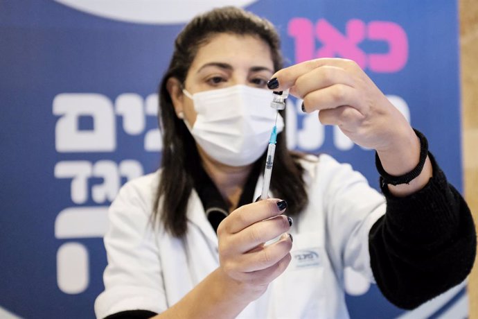 Una trabajadora sanitaria con una dosis de la vacuna en Israel.