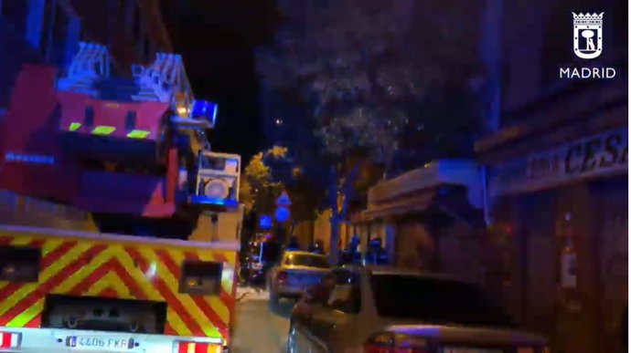 Bomberos de Madrid rescatan a tres personas de un incendio