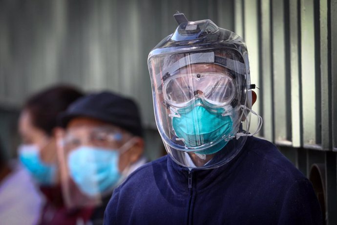 Pacientes esperan su turno de vacunación contra el coronavirus en México.
