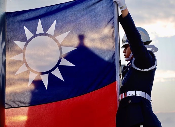 15 November 2020, Taiwan, Taipeh: A member of the Taiwanese guard of honour raises Taiwan's national flag at Liberty Square during the daily flag hoisting ceremony. Photo: Ceng Shou Yi/SOPA Images via ZUMA Wire/dpa