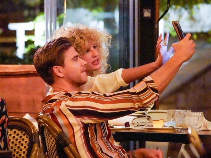 Sheila Casas y Adrián Pedraja comparten confidencias en una terraza de la capital, en Madrid (España), a 09 de septiembre de 2020.