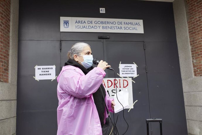 Un mujer interviene con un micrófono frente al Área de Familias, Igualdad y Bienestar Social como signo de protesta. Archivo.