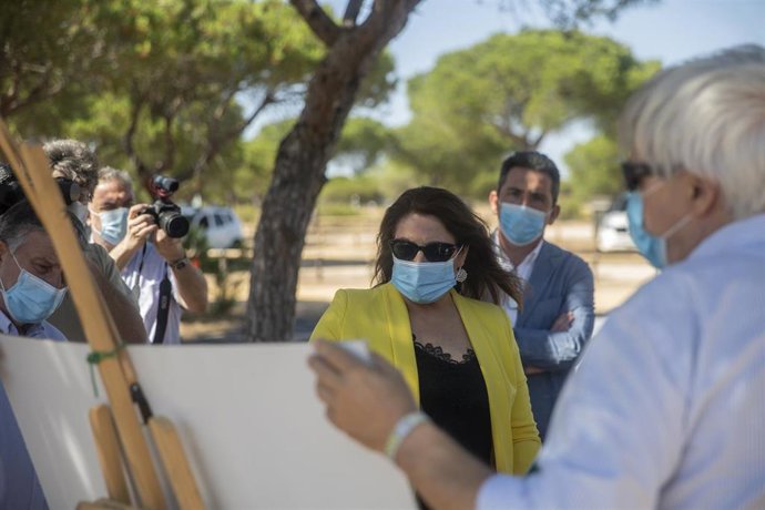 La consejera de Agricultura, Carmen Crespo, en una imagen de 9 de junio en la inauguración de la nueva pasarela de Cuesta Maneli, desaparecida en el incendio de 2017 en el Espacio Natural de Doñana. 