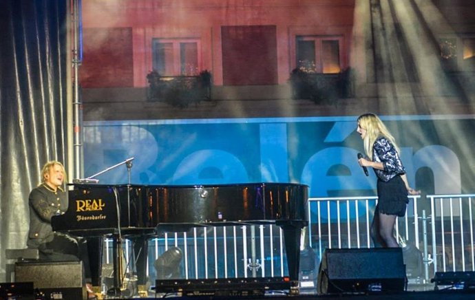 La murciana Maryan Frutos (KUVE) y Nacho Cano en la Puerta del Sol