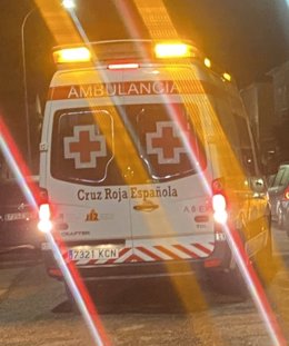 Ambulancia de Cruz Roja desplazada al incendio en Villanueva de la Serena.