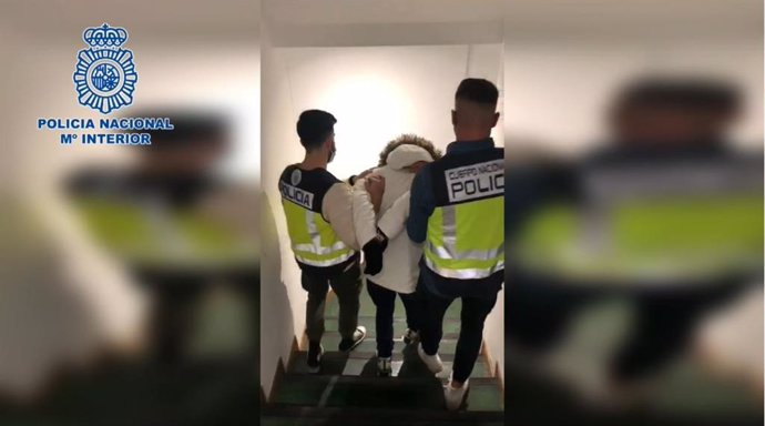 Agentes de la Policía Nacional detienen al joven de 23 años que apuñaló a un hombre en Arganzuela