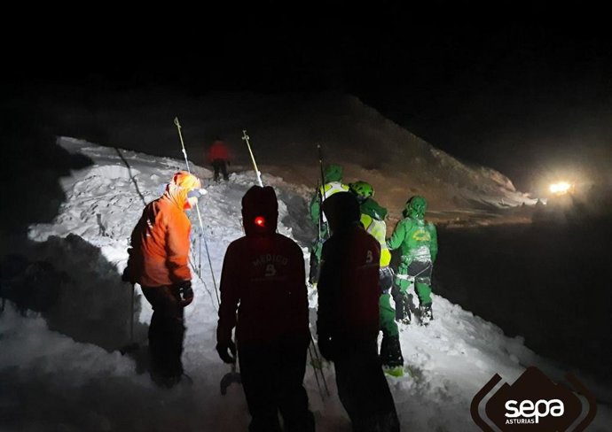 Miembros del operativo de rescate trabajan en la zona del alud producido en Aller.