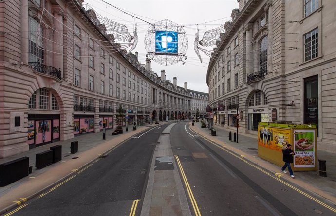 Imagen de una vacía Regent Street en Londres.