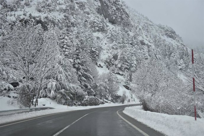 Paisajes nevados en el Pirineo aragonés, en Huesca, Aragón (España), a 29 de diciembre de 2020. La alerta roja por nieve tras la borrasca Bella se mantiene este martes en 14 carreteras del Pirineo aragonés, donde es obligatorio el uso de cadenas y está 