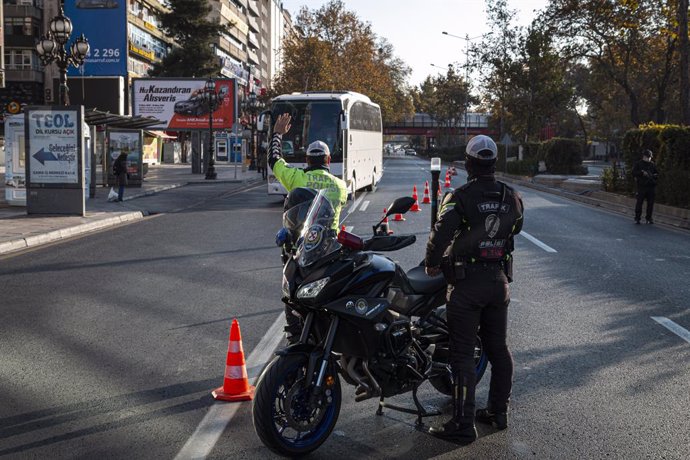 05 December 2020, Turkey, Ankara: A police officer pulling over a bus at a checkpoint set up during the curfew imposed by the authorities to curb the spreading of coronavirus. Photo: Tunahan Turhan/SOPA Images via ZUMA Wire/dpa