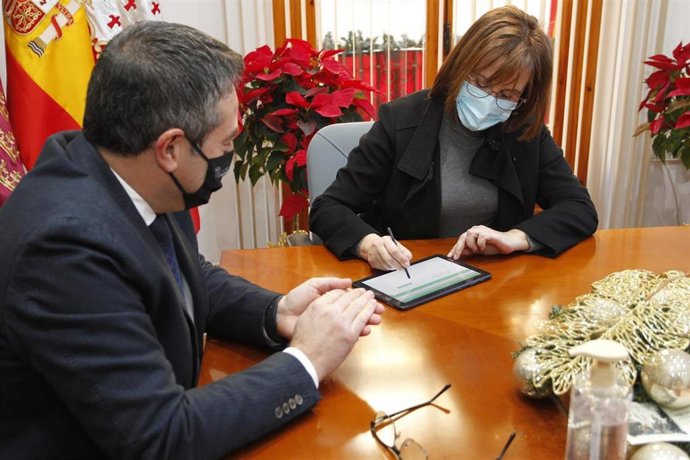 La consejera de Mujer, Igualdad, LGTBI, Familias y Política Social, Isabel Franco, firmando los convenios