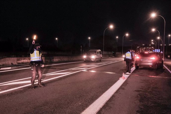 Un control de la Policía Local en Santiago de Compostela, A Coruña, Galicia (España), a 17 de diciembre de 2020. El comité clínico que asesora a la Xunta respecto a la evolución del coronavirus ha impuesto desde esta media noche un nuevo cierre perimetr