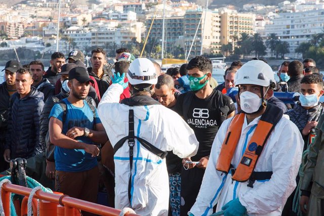 Trabajadores de Cruz Roja ayudan en el Muelle a trasladar a migrantes que han interceptado en aguas canarias, en Gran Canaria, Canarias, (España), a 9 de octubre de 2020.