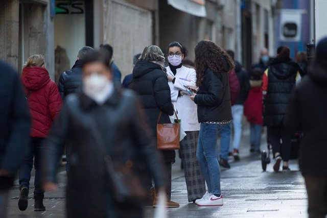 Gente paseando y conversando en la Rua San Pedro en Lugo