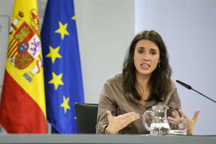 La ministra de Igualdad, Irene Montero, comparece en rueda de prensa tras el Consejo de Ministros celebrado en Moncloa, Madrid (España), a 13 de octubre de 2020.