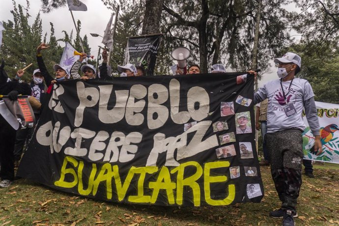 01 November 2020, Colombia, Bogota: Former combatants of the dissolved group Revolutionary Armed Forces of Colombia-People's Army (FARC) and social activists hold a banner during a march demanding that the current government guarantee their right to lif
