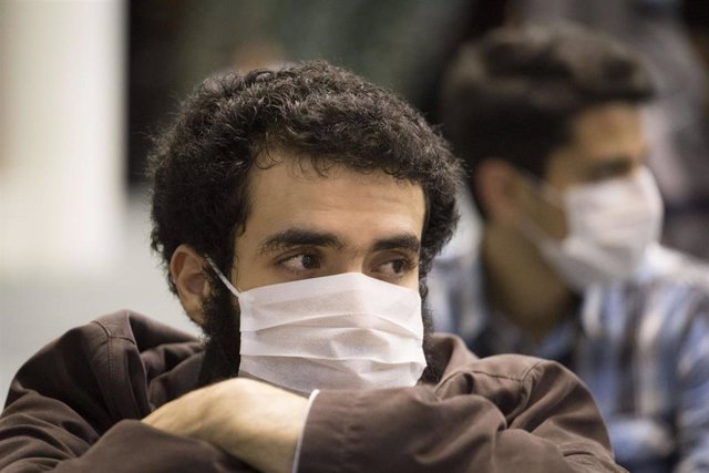 Hombres con mascarilla en Teherán durante la pandemia de coronavirus en Irán