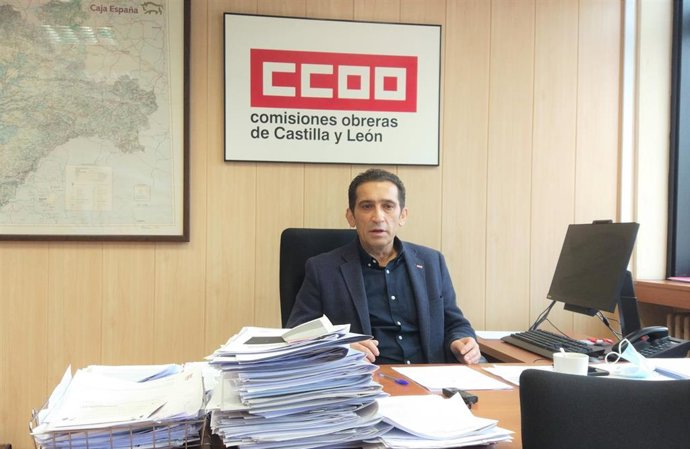 El secretario general de CCOO en Castilla y León, Vicente Andrés, en su despacho del sindicato.
