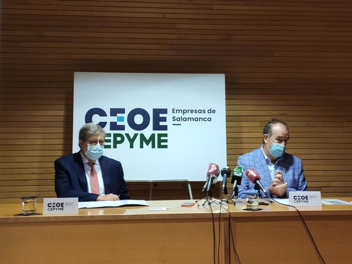 El presidente de CEOE Castilla y León, Santiago Aparicio (i), en una imagen de archivo junto al presidente de la patronal salmantina, Juan Manuel Gómez (d).