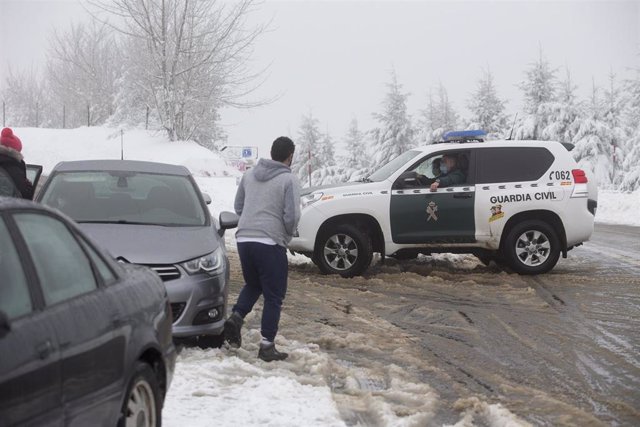 Un coche de la Guardia Civil da instrucciones sobre aparcamiento en la parroquia de O Cebreiro, en Lugo, Galicia (España), a 29 de diciembre de 2020. El temporal de nieve ha dificultado la circulación en más de un centenar de carreteras en las provincias 