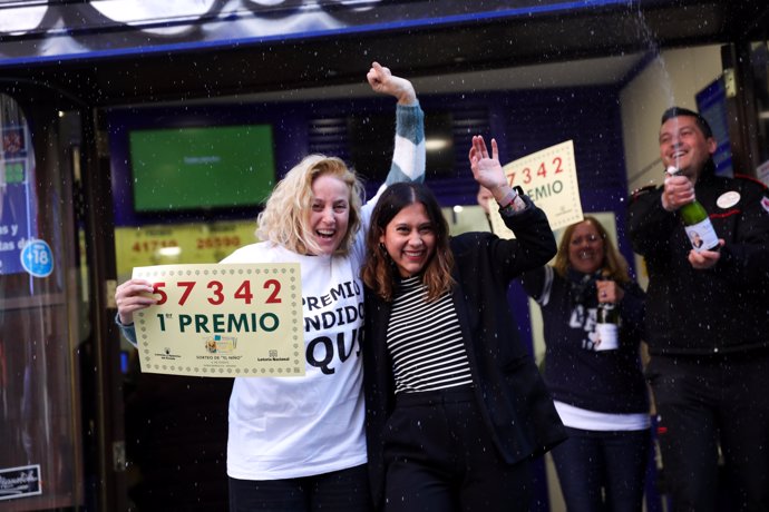 Miembros de la administración de Doña Manolita celebran haber vendido el primer premio del Sorteo Extraordinario del Niño, en Madrid (España) a 6 de enero de 2020