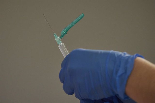 Una trabajadora sanitaria manipula el material necesario para administrar la vacuna contra la COVID-19.