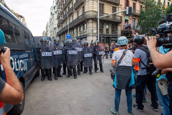 Manifestants als voltants de la plaa Urquinaona en la sisena jornada de protestes a Barcelona contra la sentncia del Suprem pel procés el 19 d'octubre del 2019