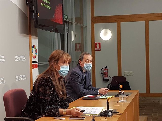 La consejera de Sanidad de Aragón, Sira Repollés, y el gerente del Servicio Aragonés de Salud, Chema Arnal, en la rueda de prensa.