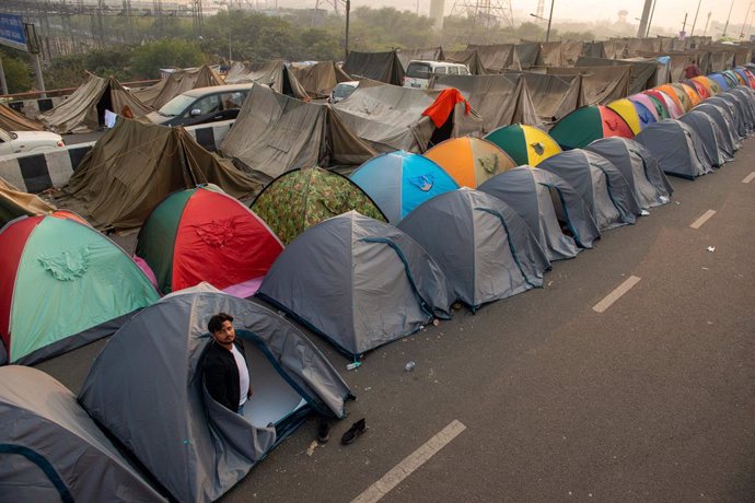 27 December 2020, India, Ghaziabad: A protester stands outside a tent during a sit-in for the Indian farmers as the demonstrations continue at Meerut-Expressway against the new farm laws. Photo: Pradeep Gaur/SOPA Images via ZUMA Wire/dpa