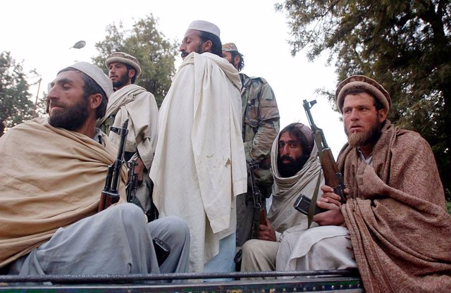Antiguos combatientes talibán en Jalalabad