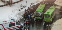 El 112 asiste a un grupo de 150 personas que esperaban autobús en Cotos debido al frío y la nieve
