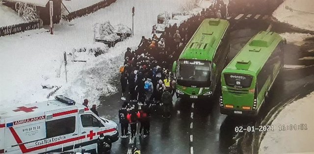 El 112 asiste a un grupo de 150 personas que esperaban autobús en Cotos debido al frío y la nieve