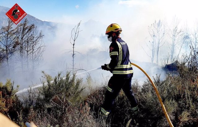 Bomberos sofocan un incendio en el municipio alicantino de Benimantell