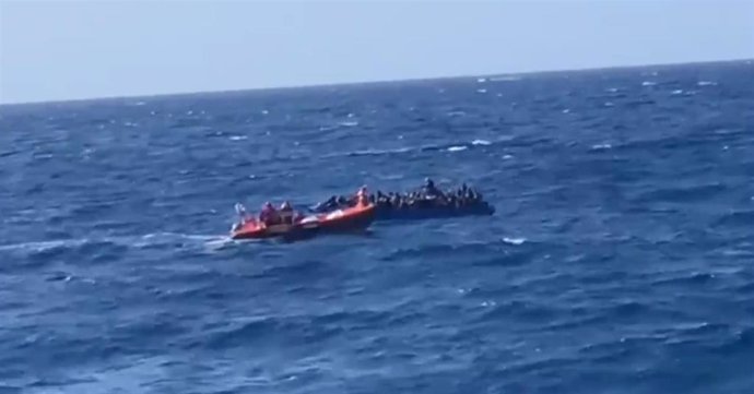 El buque Open Arms ha rescatado este sábado a un centenar de personas que viajaban en una patera a la deriva en aguas internacionales del mar Mediterráneo.