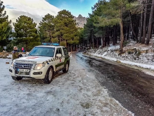 El 112 cierra el acceso en coche a La Pedriza por nieve y atiende a 15 vehículos atrapados por nieve