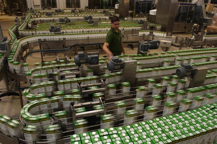 Fábrica de envases de leche,  trabajadores de la industria láctea, cartones de leche