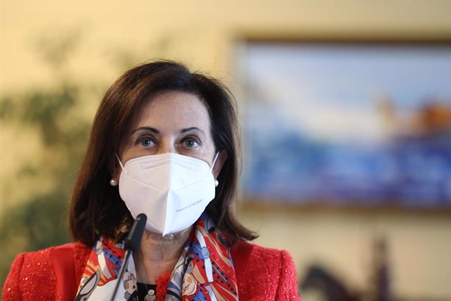 La ministra de Defensa, Margarita Robles durante el acto de imposición de  la medalla 'Balmis' a los altos mandos militares que coordinaron las actuaciones de la Operación 'Balmis' de lucha contra la pandemia.