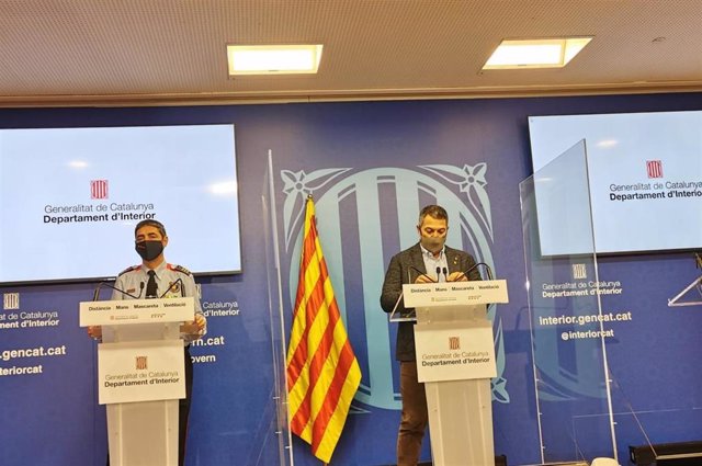 El mayor de los Mossos Josep Lluís Trapero y el conseller de Interior Miquel Sàmper en la rueda de prensa.