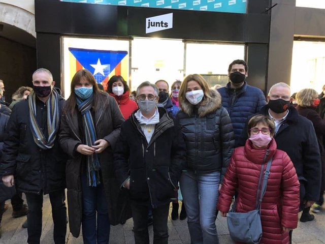 La candidata de JxCat a la Generaltiat, Laura Borràs, y el conseller y candidato por Lleida, Ramon Tremosa, en la campaña de recogida de avales en Lleida.