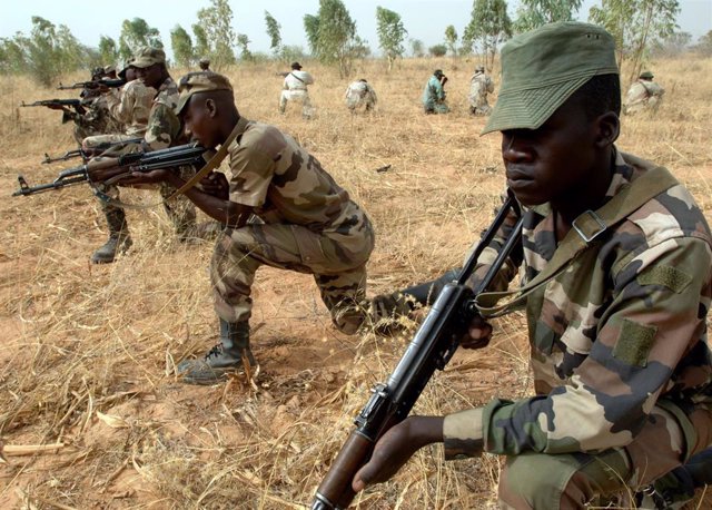 Militares nigerinos en sesión de entrenamiento