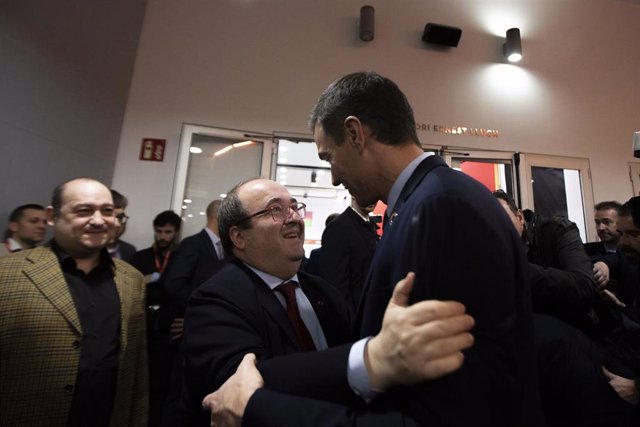 El presidente del Gobierno Pedro Sánchez se abraza al Secretario General del PSC, Miquel Iceta, durante una reunión con él y otras figuras de la ejecutiva del PSC, en Barcelona a 6 de febrero de 2020